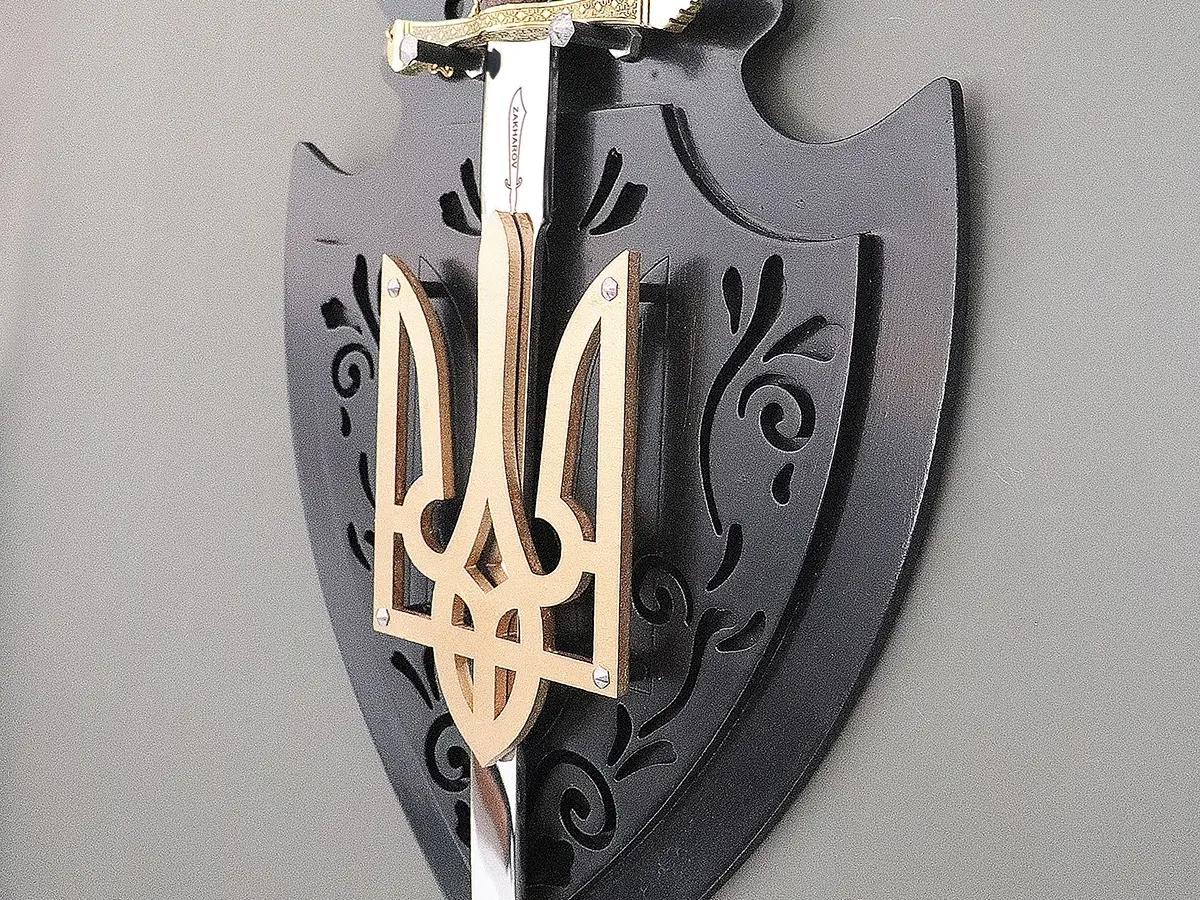 Espada Ucraniana 33" Zakharov Decorativa no Expositor de Madeira Para Parede