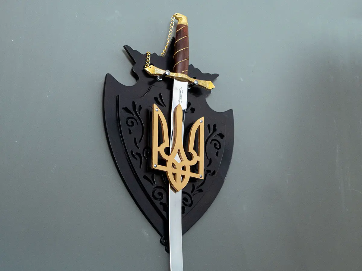 Espada Ucraniana 33" Zakharov Decorativa no Expositor de Madeira Para Parede