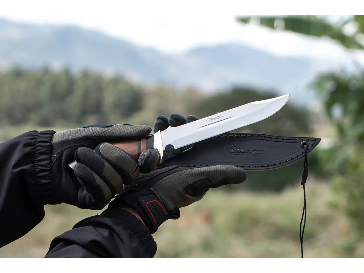 Faca Esportiva Zakharov Hunter Plus 7" na Bainha de Couro