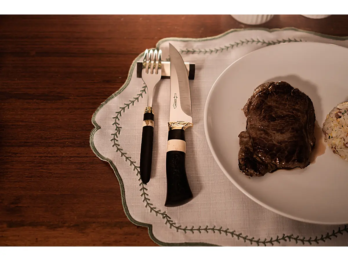 Faqueiro 12 Peças: 06 Prime Churras 06 Garfos de Mesa no Estojo de Madeira