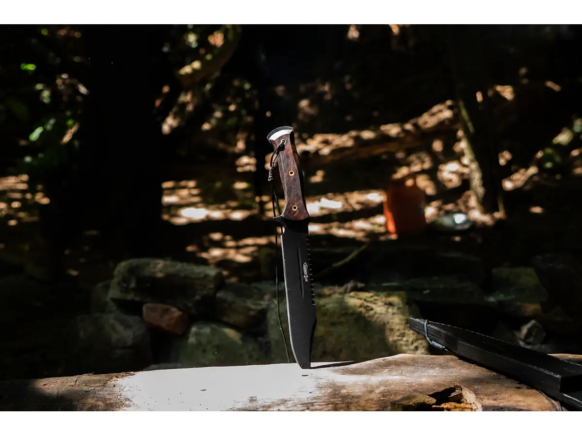 Faca Esportiva Mamba Negra 9” na Bainha de Couro